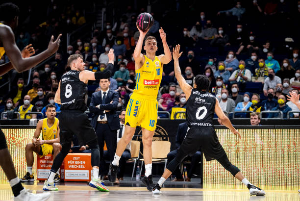 利拉德凭借 利拉德凭借