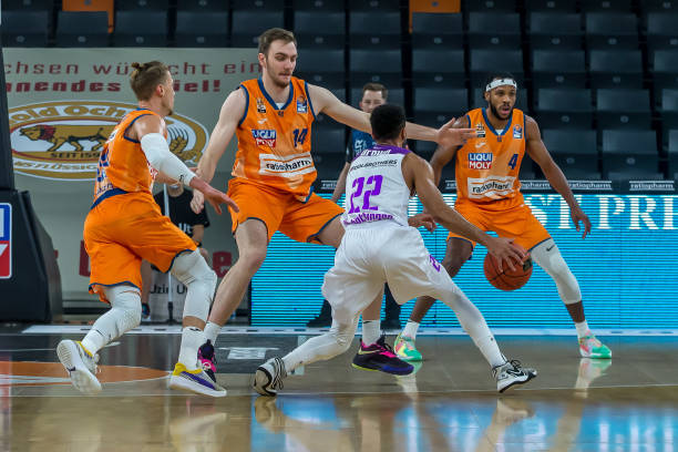 变的发球策 变的发球策